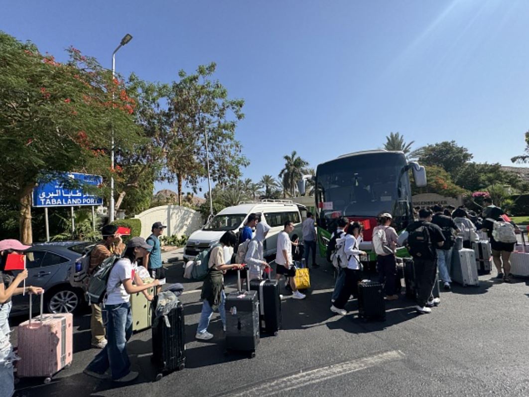 Israelis flee missiles through Taba crossing
